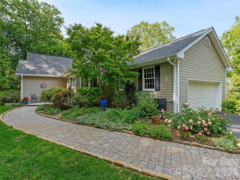 15 Baird Alley, Asheville, NC 28804.  MLS# CAR4426450, YatesRealty ID 52585. 