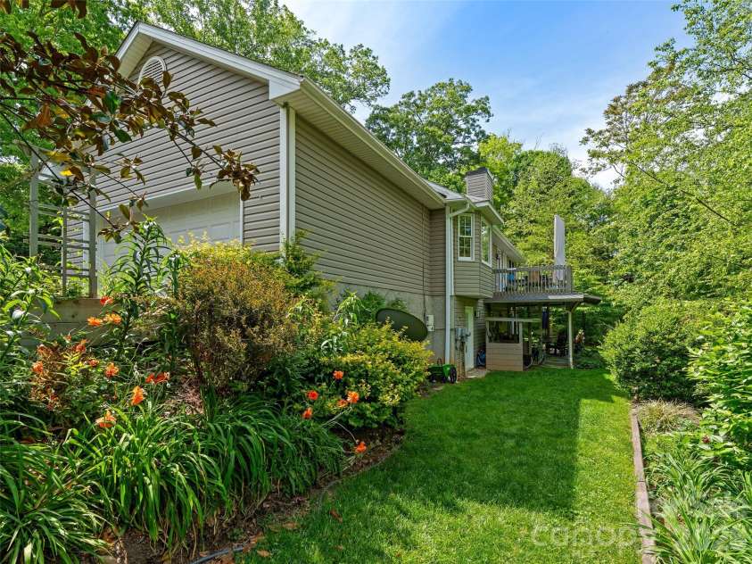 15 Baird Alley, Asheville, NC 28804.  MLS# CAR4426450, YatesRealty ID 52585. 