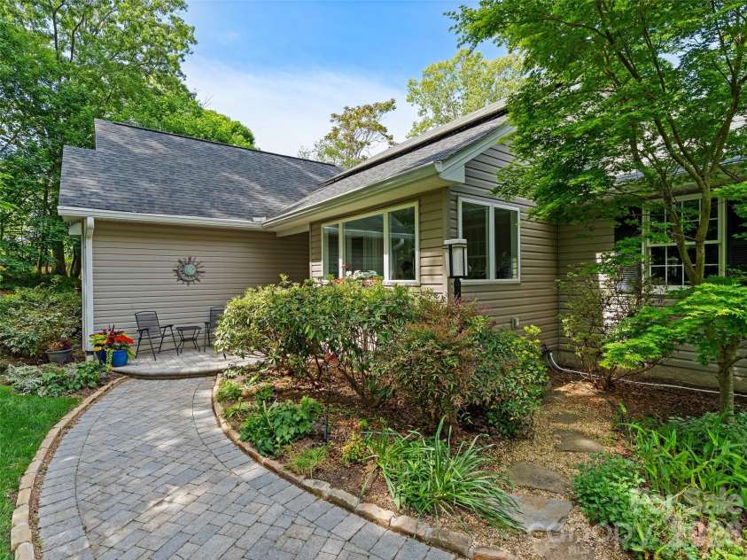 15 Baird Alley, Asheville, NC 28804.  MLS# CAR4426450, YatesRealty ID 52585. 