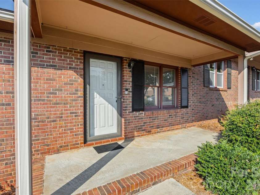 147 Glenwood Drive, Rock Hill, SC 29732.  MLS# CAR4427645, YatesRealty ID 52592. 
