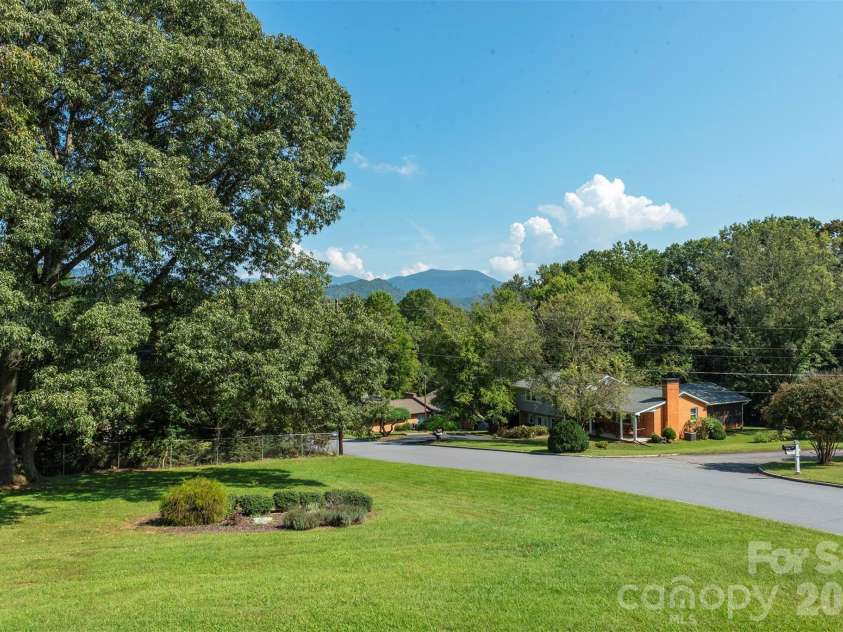 127 College Circle, Swannanoa, NC 28778.  MLS# CAR4427251, YatesRealty ID 52594. 