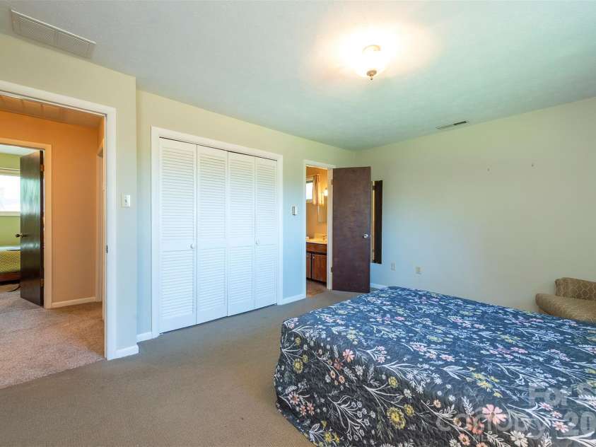 127 College Circle, Swannanoa, NC 28778.  MLS# CAR4427251, YatesRealty ID 52594. 