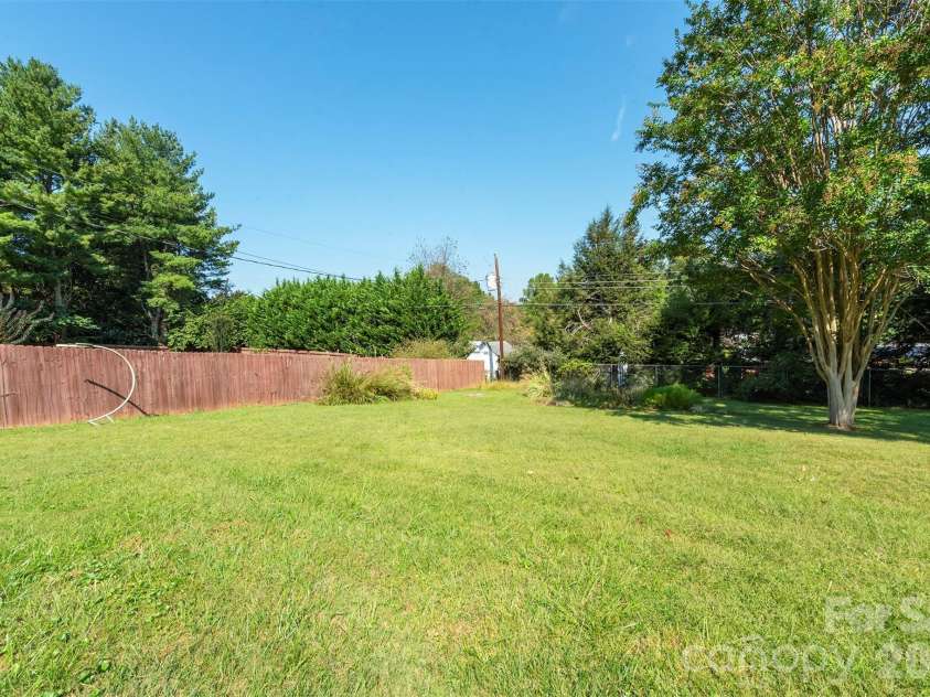 127 College Circle, Swannanoa, NC 28778.  MLS# CAR4427251, YatesRealty ID 52594. 