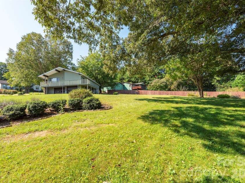 127 College Circle, Swannanoa, NC 28778.  MLS# CAR4427251, YatesRealty ID 52594. 