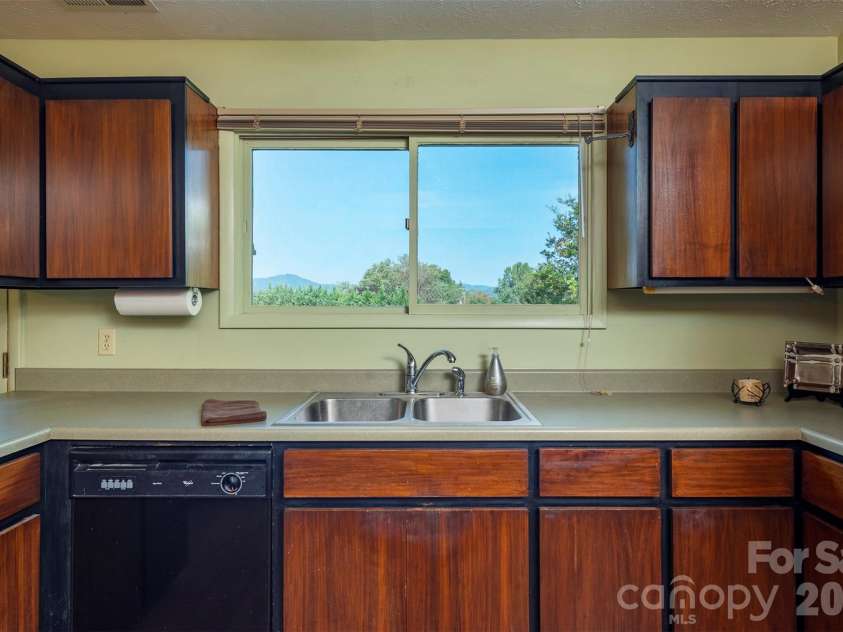 127 College Circle, Swannanoa, NC 28778.  MLS# CAR4427251, YatesRealty ID 52594. Kitchen mountain view overlooking backyard