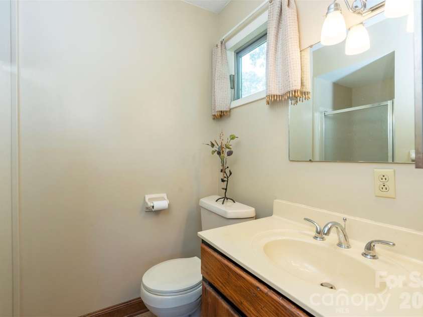127 College Circle, Swannanoa, NC 28778.  MLS# CAR4427251, YatesRealty ID 52594. Primary bath