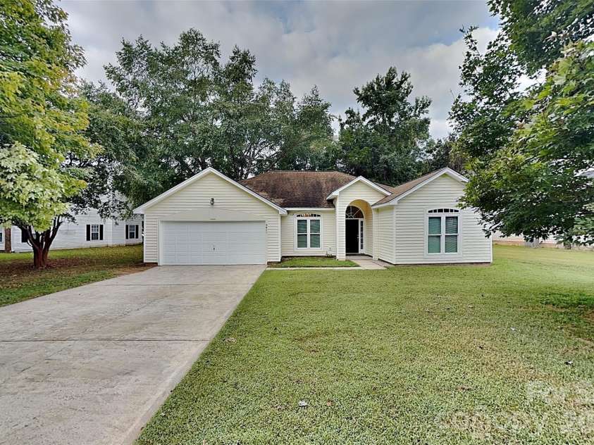 5611 Timbertop Lane, Charlotte, NC 28215.  MLS# CAR4427936, YatesRealty ID 52598. 