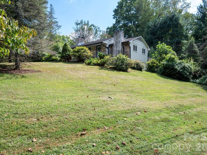 109 Wilshire Drive, Asheville, NC 28806.  MLS# CAR4421806, YatesRealty ID 52602. Large spacious yard
