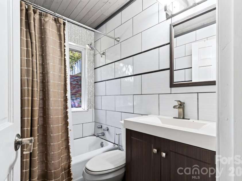 109 Wilshire Drive, Asheville, NC 28806.  MLS# CAR4421806, YatesRealty ID 52602. Updated main-level full bath with contemporary tile