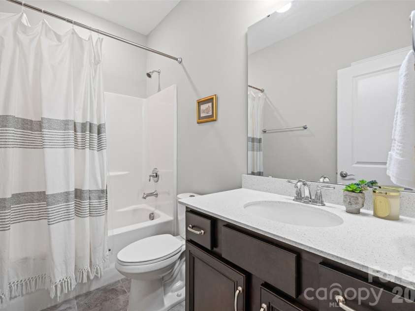 14830 Batteliere Drive, Charlotte, NC 28278.  MLS# CAR4424423, YatesRealty ID 52604. Full bathroom- how pretty!