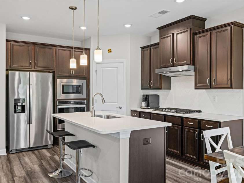 14830 Batteliere Drive, Charlotte, NC 28278.  MLS# CAR4424423, YatesRealty ID 52604. Gorgeous kitchen!