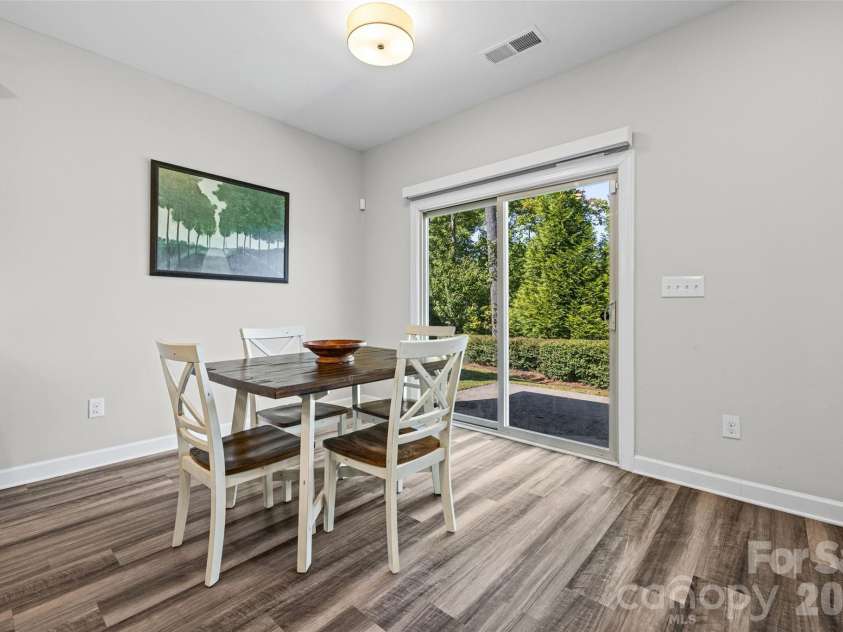 14830 Batteliere Drive, Charlotte, NC 28278.  MLS# CAR4424423, YatesRealty ID 52604. Nice dining area with so much natural light!