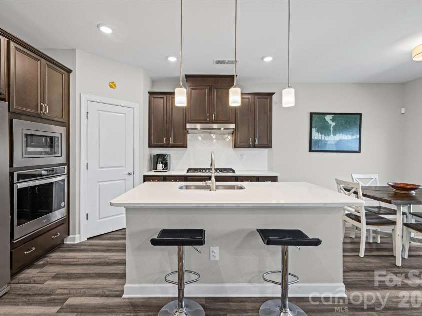14830 Batteliere Drive, Charlotte, NC 28278.  MLS# CAR4424423, YatesRealty ID 52604. This kitchen makes cooking fun!
