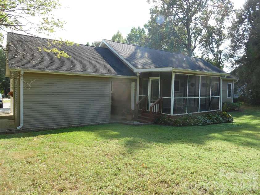 216 7th Street, Newton, NC 28658.  MLS# CAR4427905, YatesRealty ID 52611. 