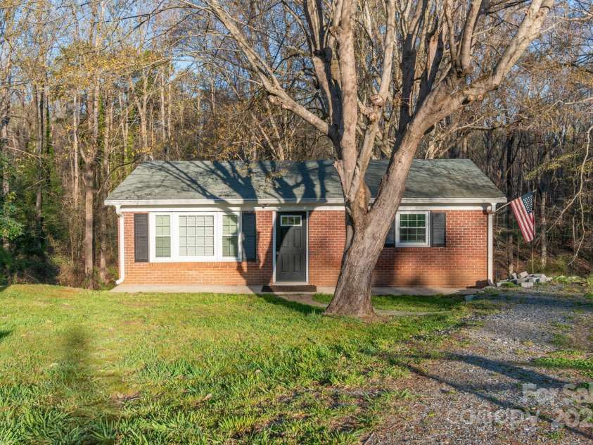 112 Carol Court, Dallas, NC 28034.  MLS# CAR4238785, YatesRealty ID 5262. 