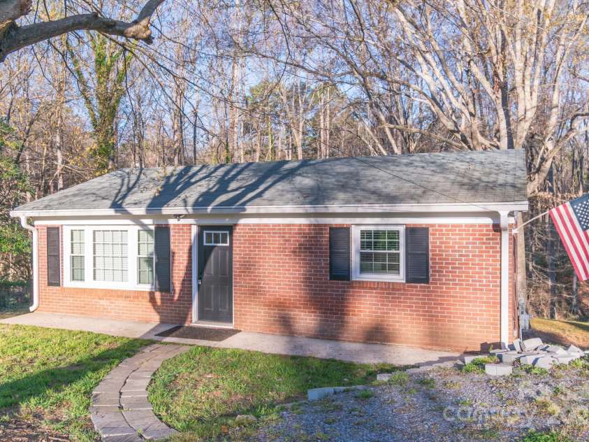 112 Carol Court, Dallas, NC 28034.  MLS# CAR4238785, YatesRealty ID 5262. 