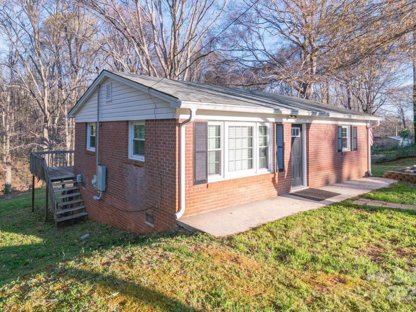 112 Carol Court, Dallas, NC 28034.  MLS# CAR4238785, YatesRealty ID 5262. 