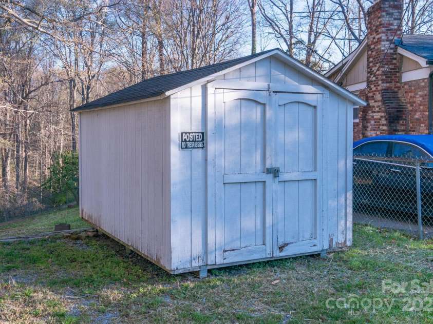 112 Carol Court, Dallas, NC 28034.  MLS# CAR4238785, YatesRealty ID 5262. 