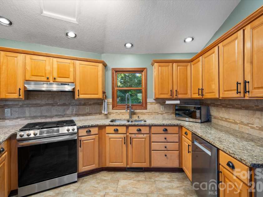 47 Sams Road, Asheville, NC 28787.  MLS# CAR4425500, YatesRealty ID 52623. 