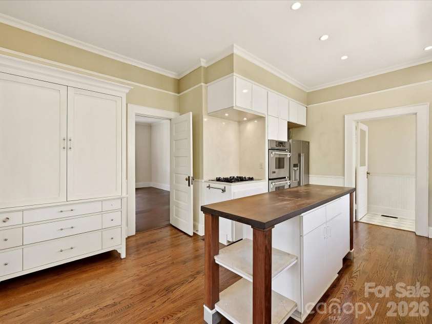 501 Hermitage Court, Charlotte, NC 28207.  MLS# CAR4426702, YatesRealty ID 52637. 