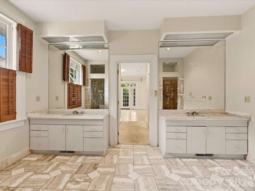 501 Hermitage Court, Charlotte, NC 28207.  MLS# CAR4426702, YatesRealty ID 52637. 