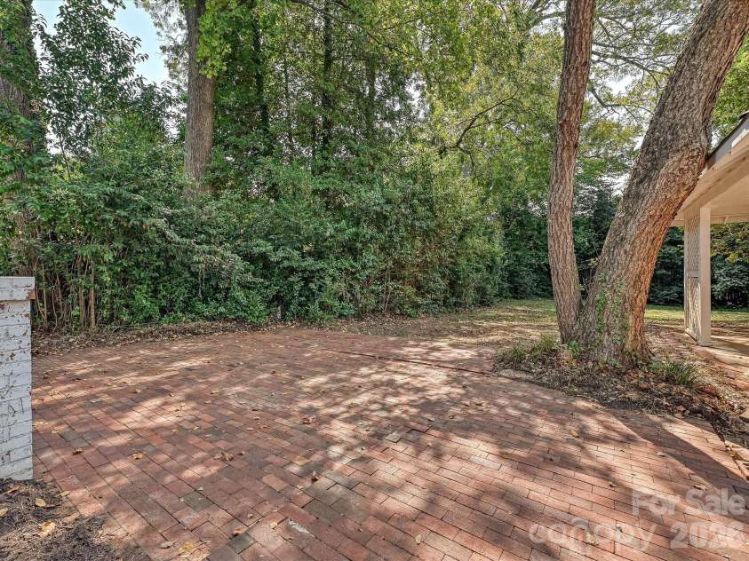 501 Hermitage Court, Charlotte, NC 28207.  MLS# CAR4426702, YatesRealty ID 52637. 
