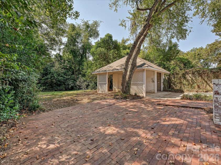 501 Hermitage Court, Charlotte, NC 28207.  MLS# CAR4426702, YatesRealty ID 52637. 