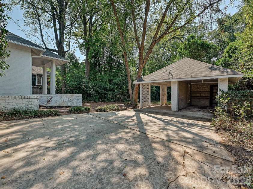 501 Hermitage Court, Charlotte, NC 28207.  MLS# CAR4426702, YatesRealty ID 52637. 