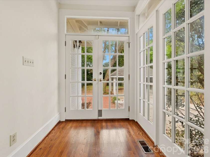 501 Hermitage Court, Charlotte, NC 28207.  MLS# CAR4426702, YatesRealty ID 52637. 