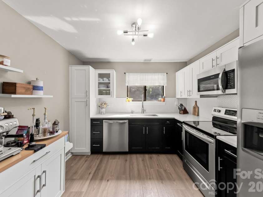 3284 Heathstead Place, Charlotte, NC 28210.  MLS# CAR4426696, YatesRealty ID 52638. 