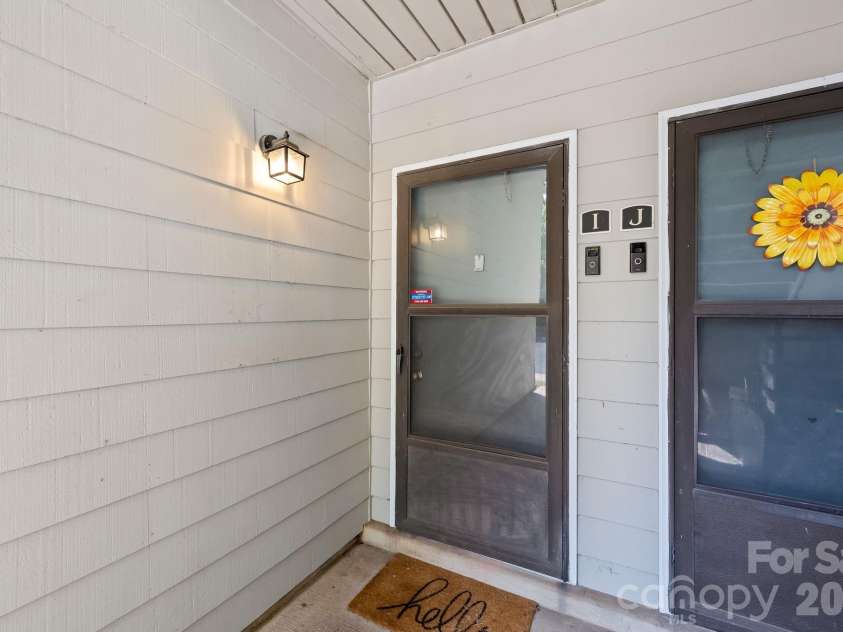 3284 Heathstead Place, Charlotte, NC 28210.  MLS# CAR4426696, YatesRealty ID 52638. 