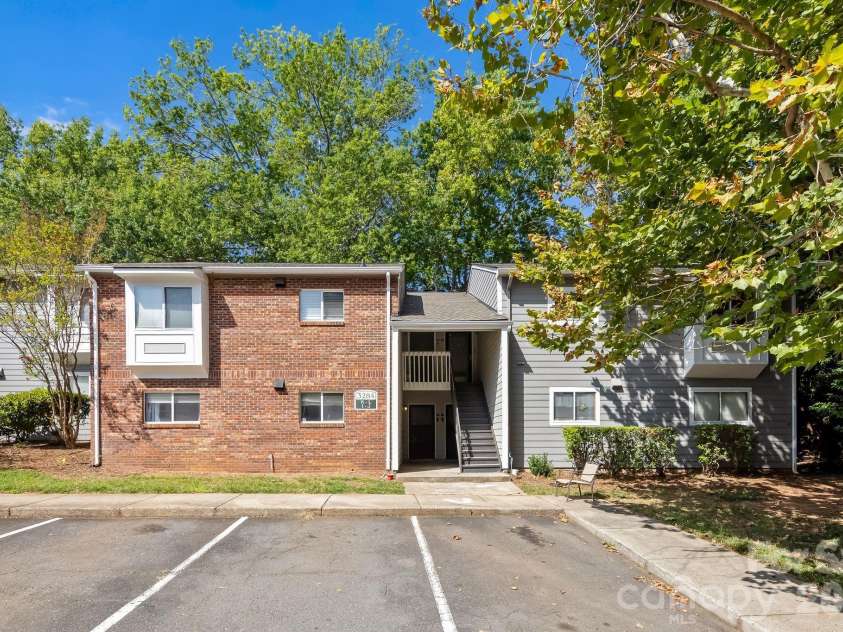 3284 Heathstead Place, Charlotte, NC 28210.  MLS# CAR4426696, YatesRealty ID 52638. 