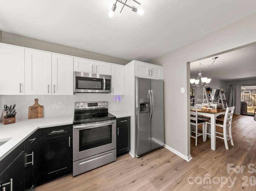 3284 Heathstead Place, Charlotte, NC 28210.  MLS# CAR4426696, YatesRealty ID 52638. 