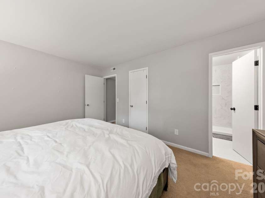 3284 Heathstead Place, Charlotte, NC 28210.  MLS# CAR4426696, YatesRealty ID 52638. 