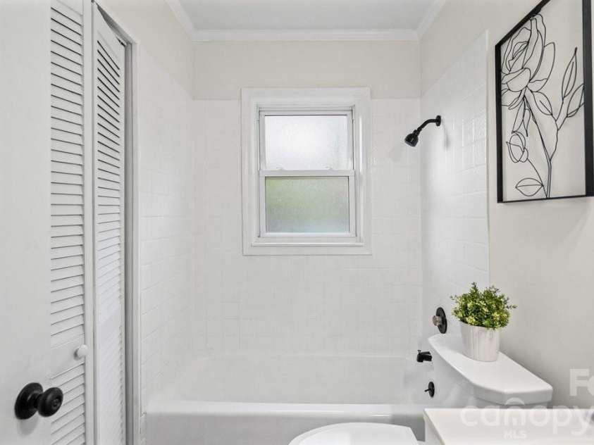 78 Stonecrest Circle, Concord, NC 28027.  MLS# CAR4426598, YatesRealty ID 52640. Hallway Full Bathroom