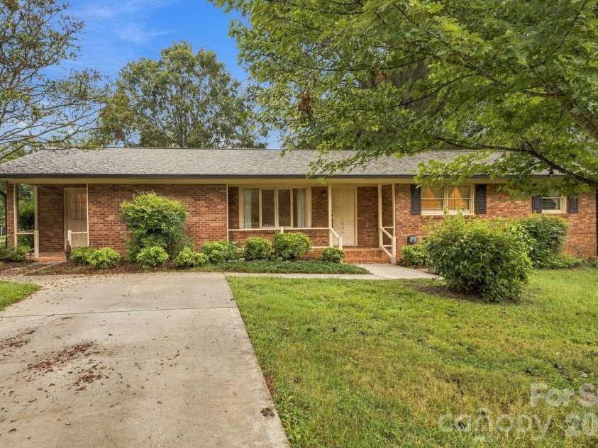 1536 Nottingham Drive, Newton, NC 28658.  MLS# CAR4426094, YatesRealty ID 52649. 