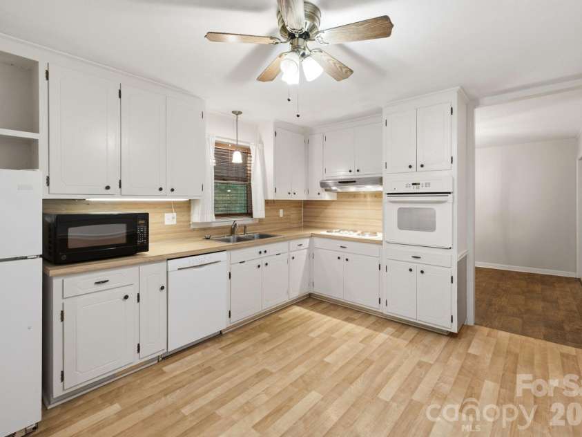 1536 Nottingham Drive, Newton, NC 28658.  MLS# CAR4426094, YatesRealty ID 52649. 