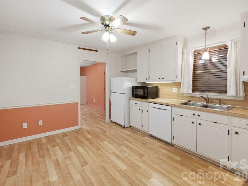 1536 Nottingham Drive, Newton, NC 28658.  MLS# CAR4426094, YatesRealty ID 52649. 