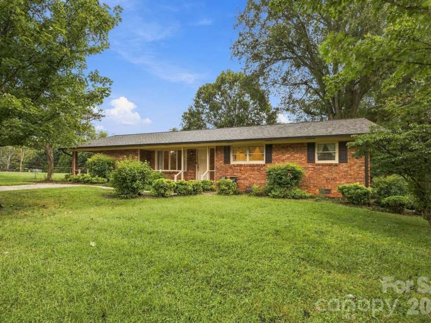 1536 Nottingham Drive, Newton, NC 28658.  MLS# CAR4426094, YatesRealty ID 52649. 