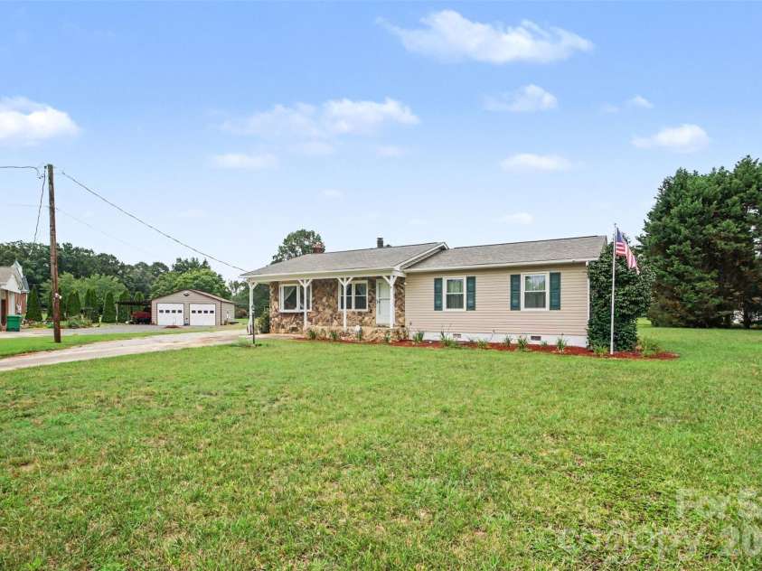 155 Park Villa Road, Salisbury, NC 28146.  MLS# CAR4397860, YatesRealty ID 5265. Front Yard with Security system