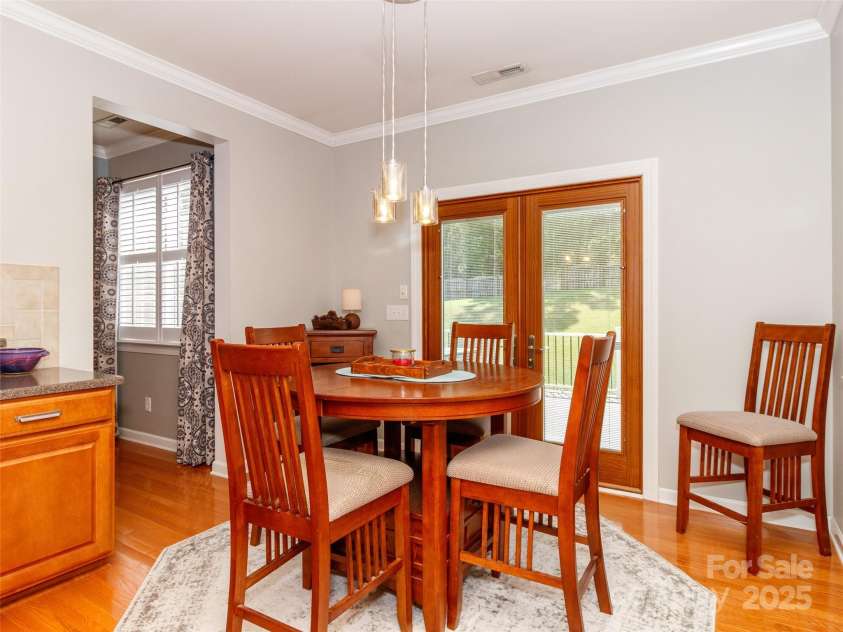 706 Springwood Drive, Waxhaw, NC 28173.  MLS# CAR4240663, YatesRealty ID 5265. Great eat in kitchen