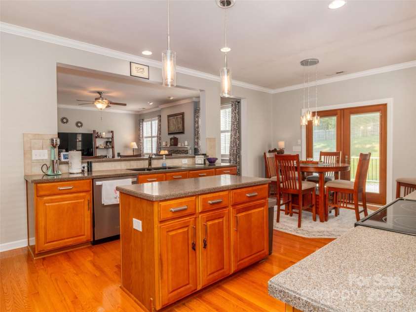 706 Springwood Drive, Waxhaw, NC 28173.  MLS# CAR4240663, YatesRealty ID 5265. Large island for entertaining