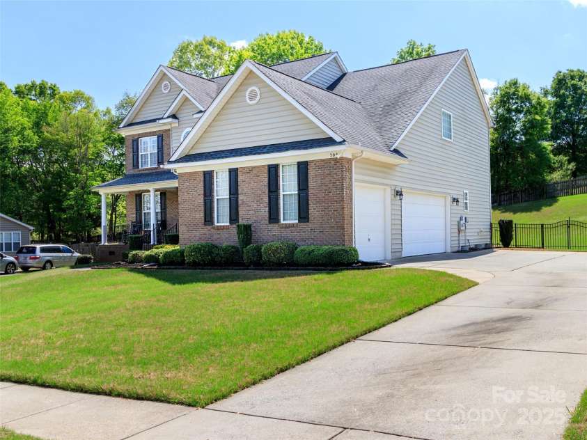 706 Springwood Drive, Waxhaw, NC 28173.  MLS# CAR4240663, YatesRealty ID 5265. Long driveway with 3 car side load garage