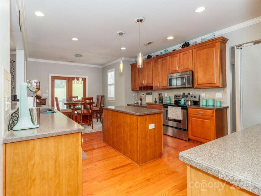 706 Springwood Drive, Waxhaw, NC 28173.  MLS# CAR4240663, YatesRealty ID 5265. Plenty of cabinet storage