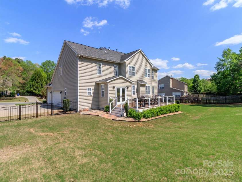 706 Springwood Drive, Waxhaw, NC 28173.  MLS# CAR4240663, YatesRealty ID 5265. Plenty of room in between homes