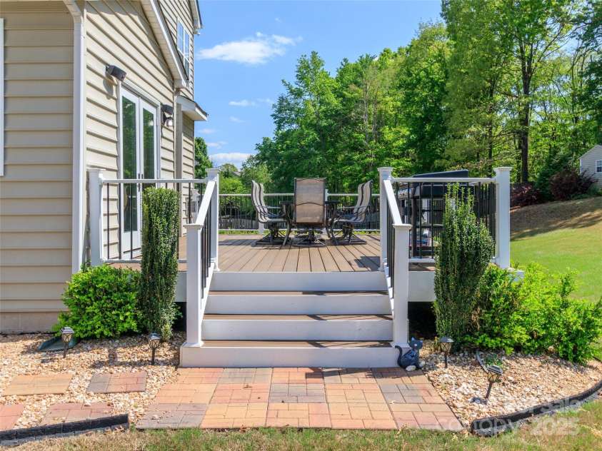 706 Springwood Drive, Waxhaw, NC 28173.  MLS# CAR4240663, YatesRealty ID 5265. Steps to your large deck