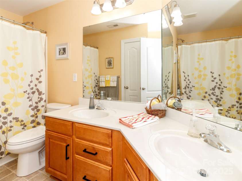 706 Springwood Drive, Waxhaw, NC 28173.  MLS# CAR4240663, YatesRealty ID 5265. Upstairs full bath