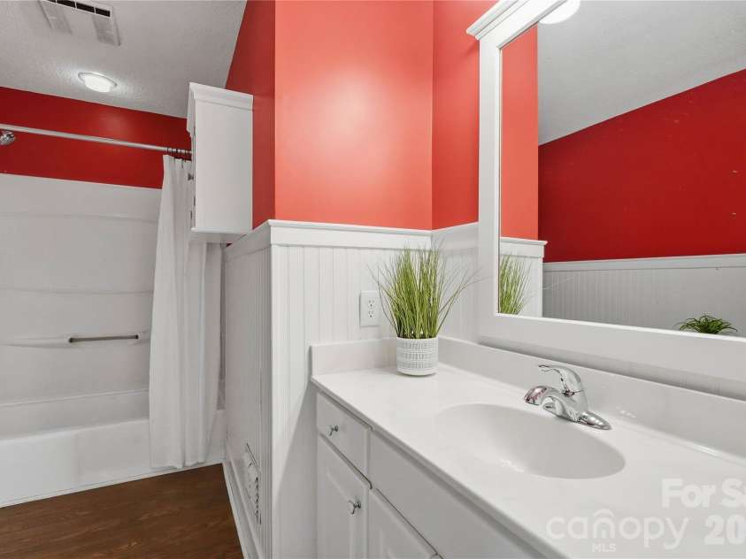 3007 Plentywood Drive, Matthews, NC 28105.  MLS# CAR4425834, YatesRealty ID 52650. Full Hall Bath