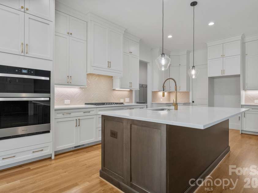 80 42nd Avenue Drive, Hickory, NC 28601.  MLS# CAR4426123, YatesRealty ID 52651. 