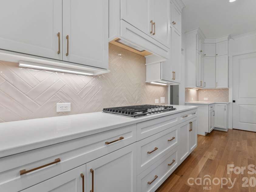 80 42nd Avenue Drive, Hickory, NC 28601.  MLS# CAR4426123, YatesRealty ID 52651. 